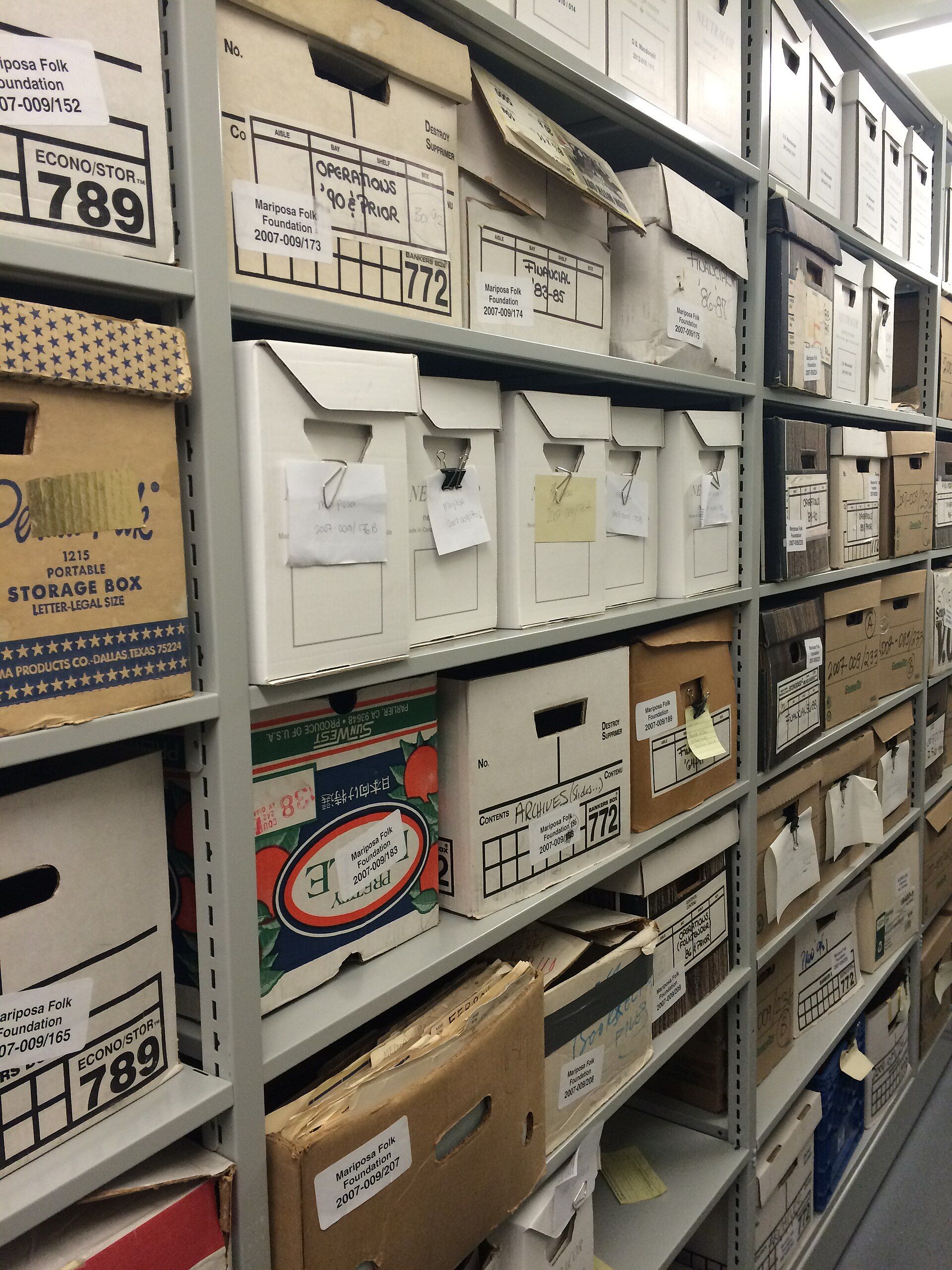 Estanterías de archivo llenas de cajas de documentos.
