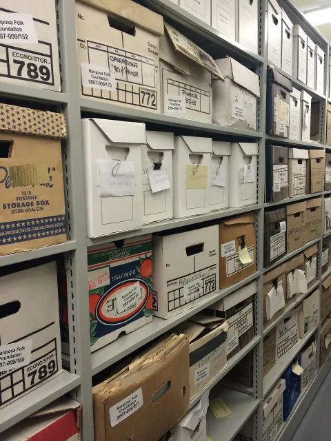 Estanterías de archivo llenas de cajas de documentos.